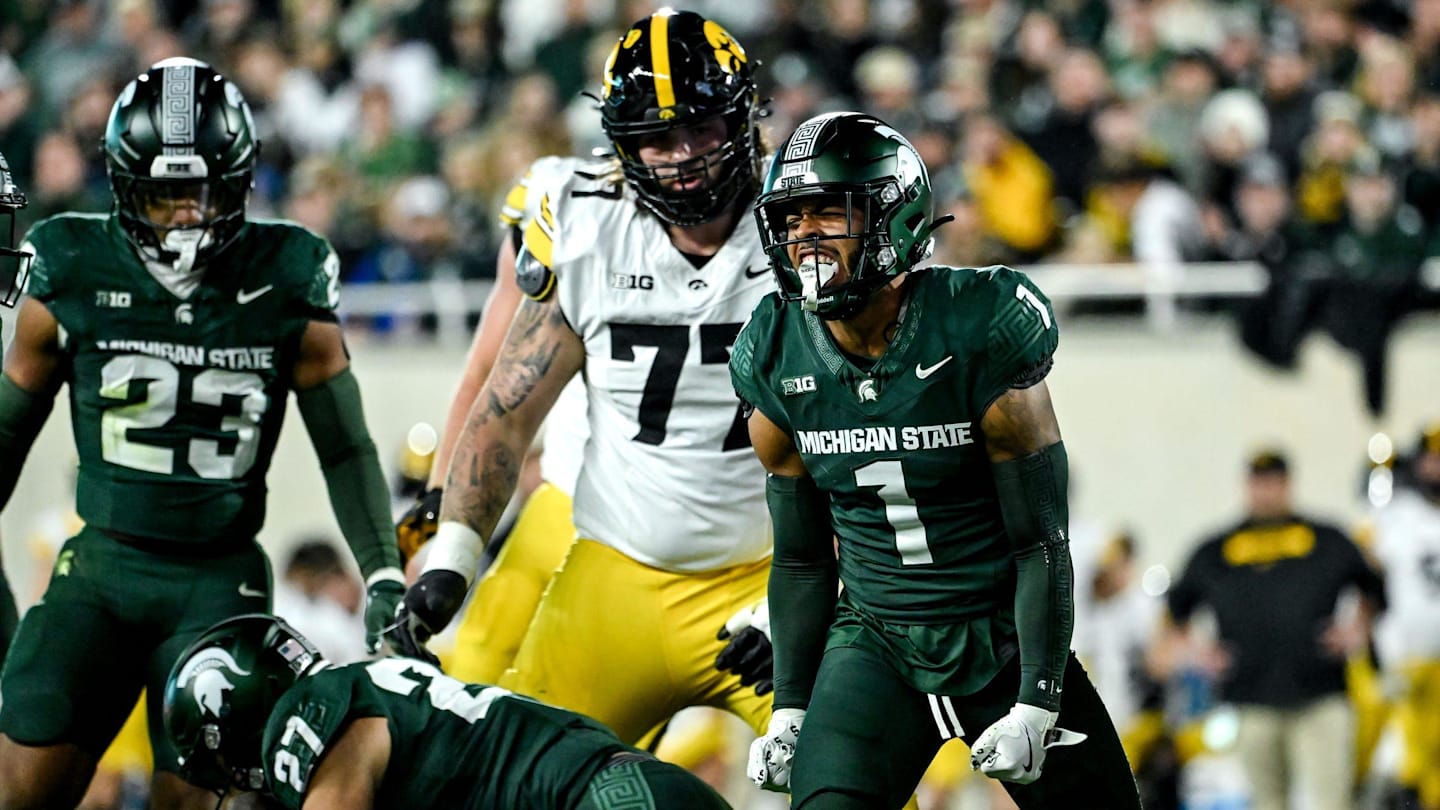 Michigan State Tops Iowa 32-20 in Homecoming