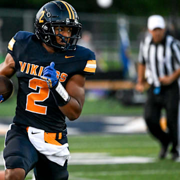 Haslett's Kory Amachree runs for a touchdown against DeWitt during the second quarter on Thursday, Aug. 29, 2024, at Haslett High School.