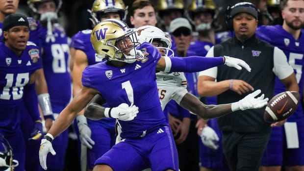 Texas Longhorns wide receiver Xavier Worthy (1) and Washington Huskies cornerback Jabbar Muhammad (1) reach for a pass intend