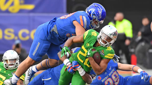 Oregon and Boise State battle in the Las Vegas Bowl