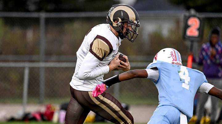 Holt's Ethan Melville runs for a touchdown as Everett's Kavionne Smith, right, closes in during the first quarter on Friday, Oct. 17, 2025, at Everett High School.