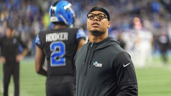 Detroit Lions running back David Montgomery (5) walks the field while Detroit Lions players warm for the Minnesota Vikings game at Ford Field in Detroit on Sunday, Jan. 5, 2025. Montgomery is not playing because of an MCL injury.