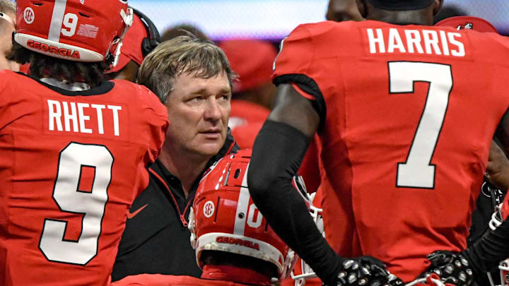 Aug 31, 2024; Atlanta, Georgia, USA; Georgia Bulldogs head coach Kirby Smart talks with players during the fourth quarter of the 2024 Aflac Kickoff Game against the Clemson Tigers at Mercedes-Benz Stadium. Mandatory Credit: Ken Ruinard-USA TODAY Sports