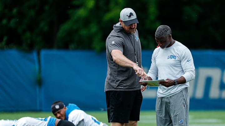 Lions coach Dan Campbell talks to defensive coordinator Aaron Glenn during minicamp in Allen Park on Wednesday, June 8, 2022.