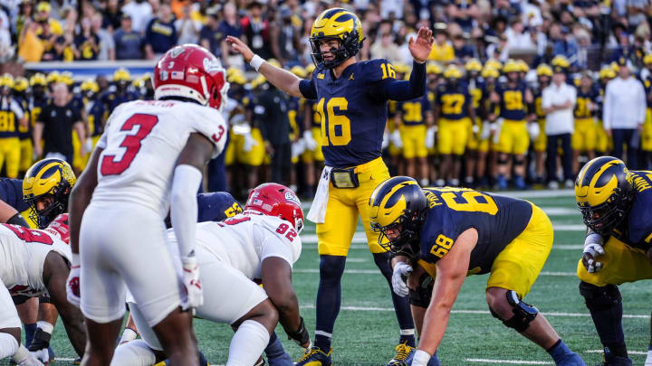 Michigan quarterback Davis Warren (16) starts the game against Fresno State 