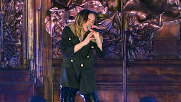 Belinda interpretó una canción romántica que grabó a dueto con Christian Nodal