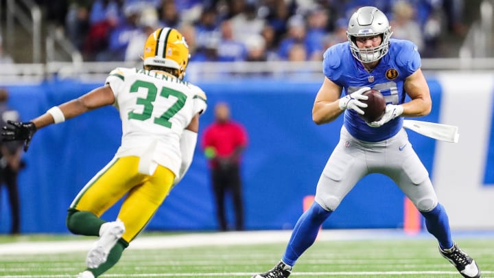 Detroit Lions tight end Brock Wright makes a catch against Green Bay Packers cornerback Carrington Valentine during the first half at Ford Field in Detroit on Thursday, Nov. 23, 2023.