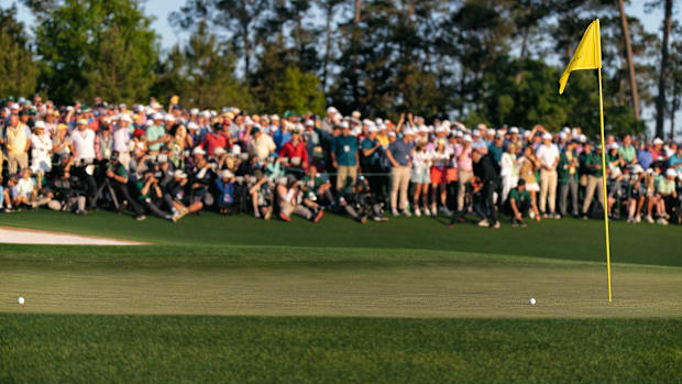 As bolas de golfe de Rory McIlroy e Justin Rose descansam no 18º Green no Augusta National Golf Club.