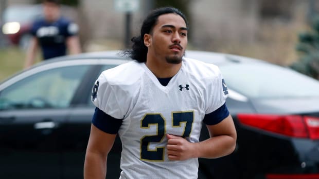 Kyngtsonn Viliamu-Asa jogs to practice during the spring of 2024 at Notre Dame.