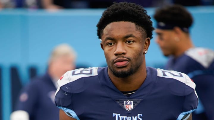 The Atlanta Falcons have signed former Tennessee Titans defensive back Josh Thompson.