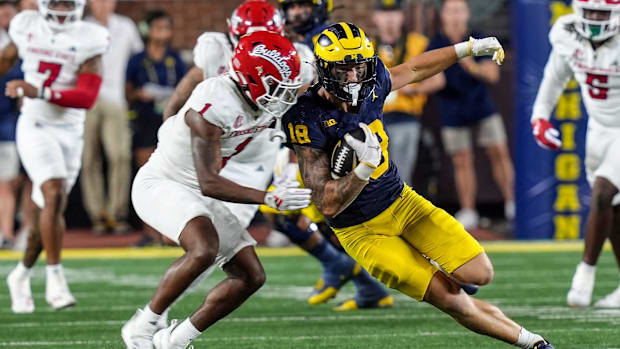 Michigan tight end Colston Loveland (18) makes a catch for a first down against Fresno State defensive back Cam Lockridge