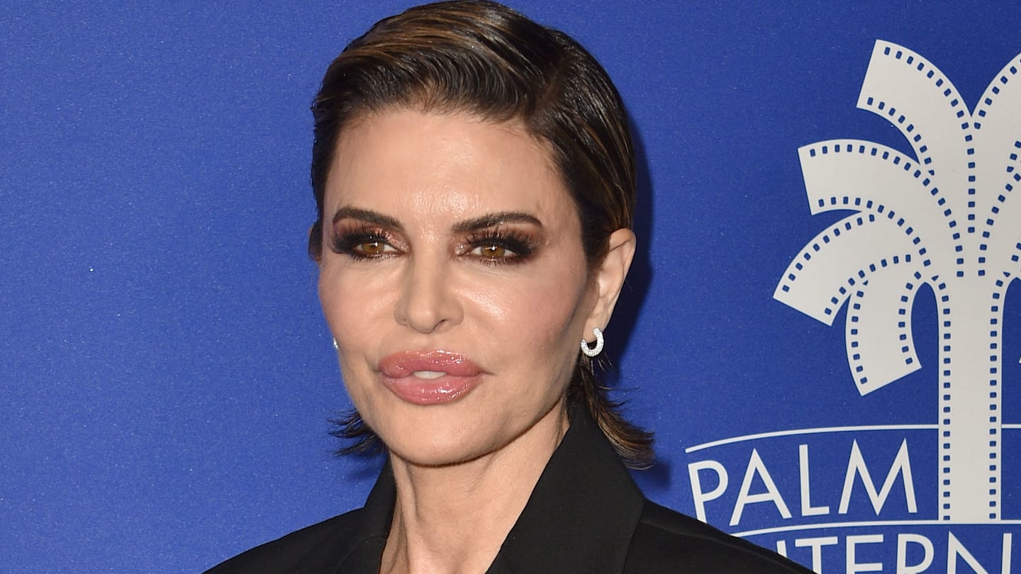 Lisa Rinna announces her Real Housewives of Beverly Hills exit after 8(00)