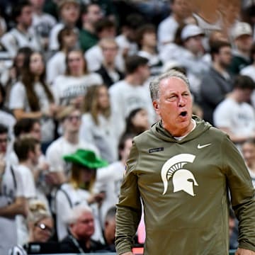 Tom Izzo has a conversation with Coen Carr during a Michigan State victory. 