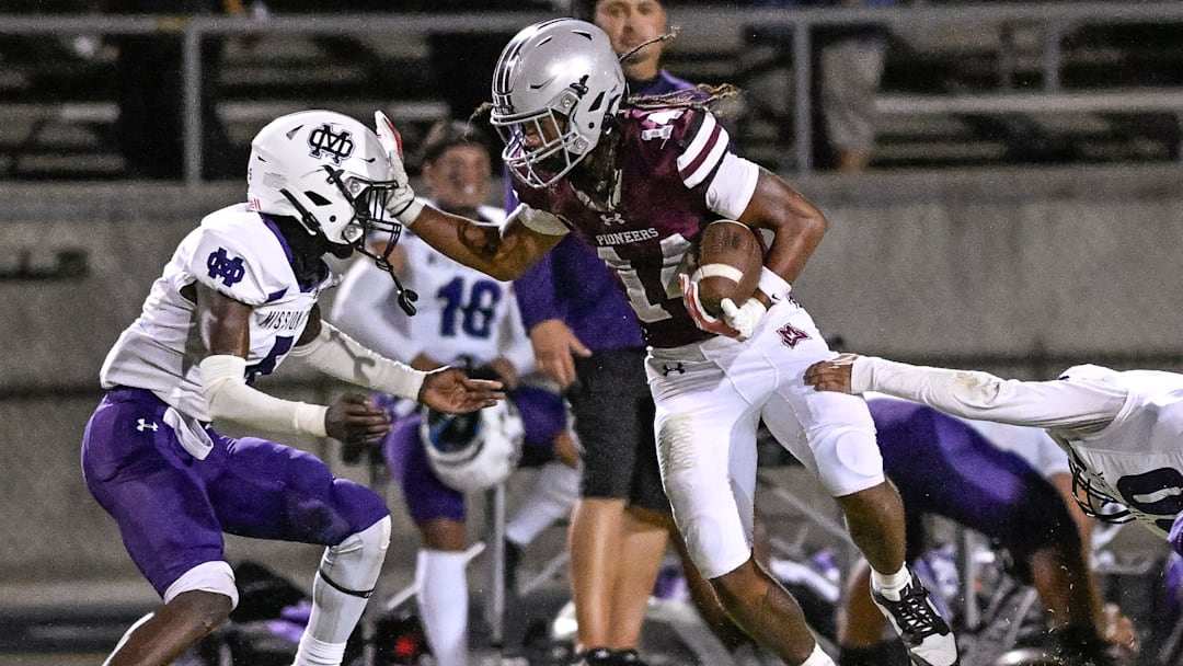 Class of 2026 tight end Israel Briggs (14) committed to Arizona State in early February.