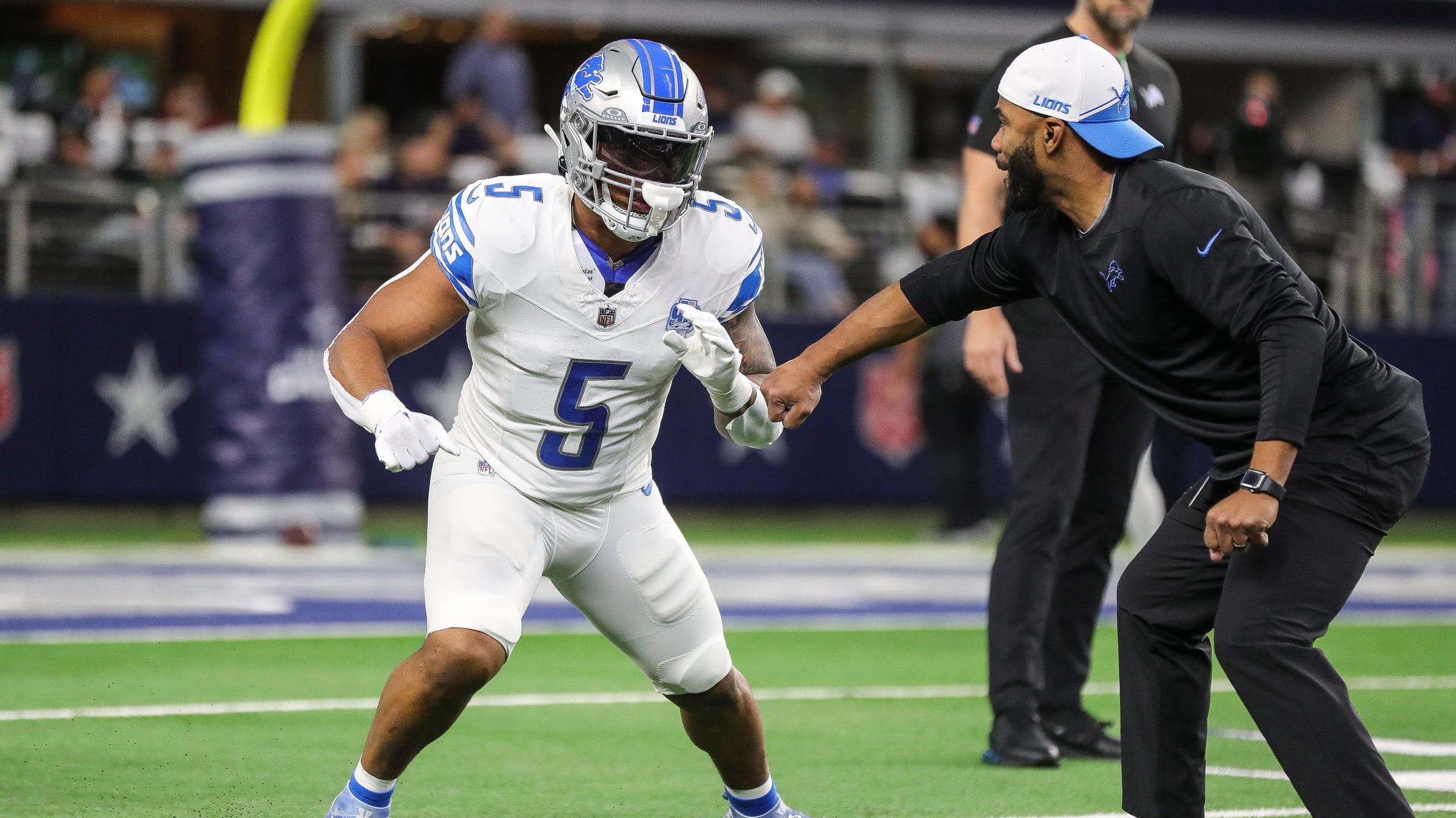 Detroit Lions running back David Montgomery warms up with assistant coach Antwaan Randle El before a game against the Dallas 