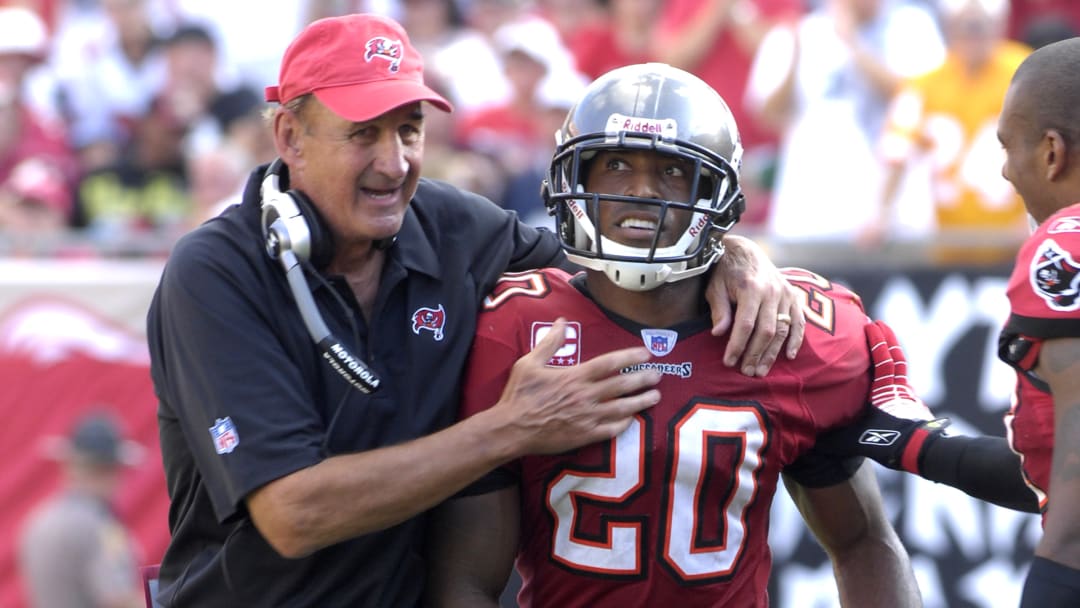 Former Tampa Bay Buccaneers players and coaches posted touching tributes to Monte Kiffin after the coaching legend died on Thursday.