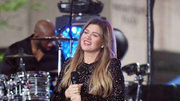 Kelly Clarkson Performs On "Today"