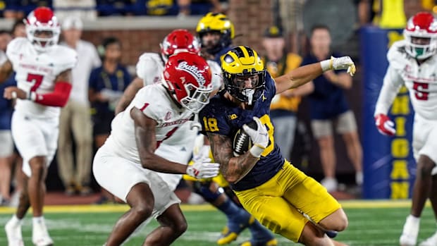 Michigan tight end Colston Loveland (18) makes a catch for a first down against Fresno State defensive back Cam Lockridge (1)