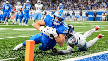 Detroit Lions tight end Sam LaPorta (87) dives for a first down against Tennessee Titans safety Amani Hooker (37) during the first half at Ford Field in Detroit on Sunday, Oct. 27, 2024.