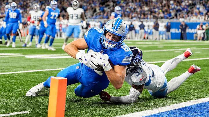 Detroit Lions tight end Sam LaPorta (87) dives for a first down against Tennessee Titans safety Amani Hooker (37) during the first half at Ford Field in Detroit on Sunday, Oct. 27, 2024.