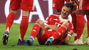 Josip Stanisic hat vor dem Treffer zum 2:3 einen abbekommen