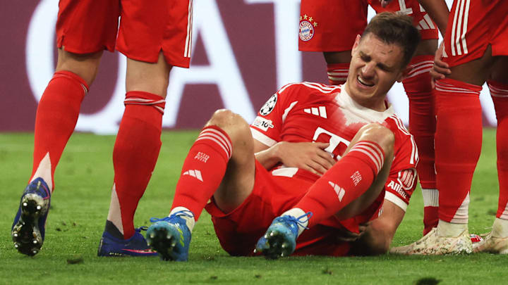 Josip Stanisic hat vor dem Treffer zum 2:3 einen abbekommen