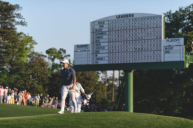 Rory McIlroy caminha até o 18º Green no Augusta National Golf Club.