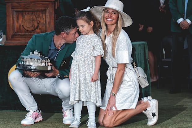 Rory McIlroy posa para uma foto com sua filha, Poppy, e a esposa, Erica Stoll.