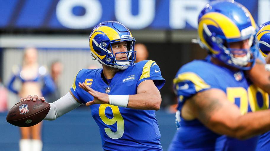 Matthew Stafford throws a pass