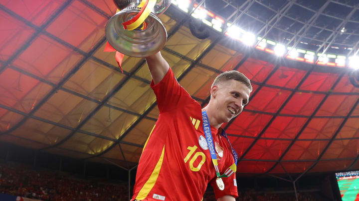 Dani Olmo mit dem EM-Pokal