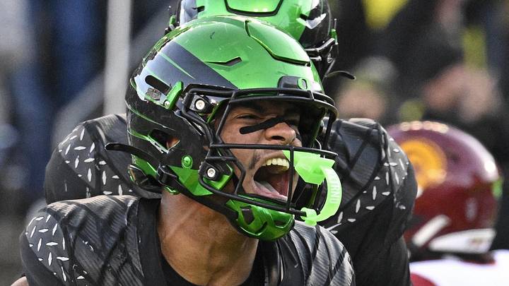 Oregon Ducks tight end Kenyon Sadiq