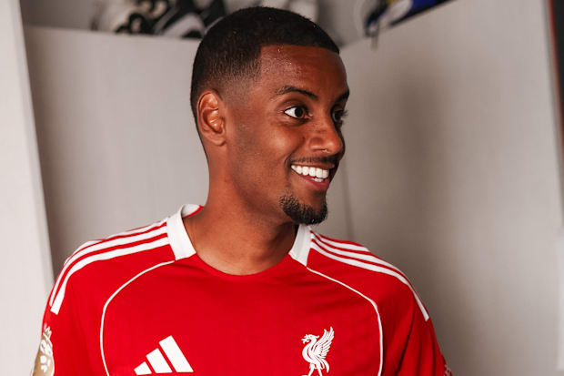 El delantero del Liverpool Alexander Isak sonríe