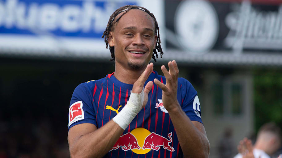 Xavi Simons applauding.