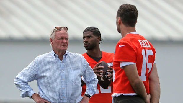 Browns owner Jimmy Haslam, left, stands between quarterbacks Joe Flacco and Shedeur Sanders during minicamp, Tuesday, June 10