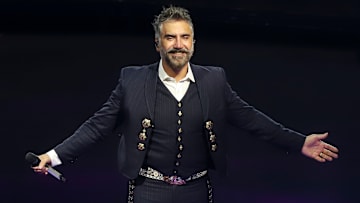 Alejandro Fernández sigue cantando tras la muerte de su padre
