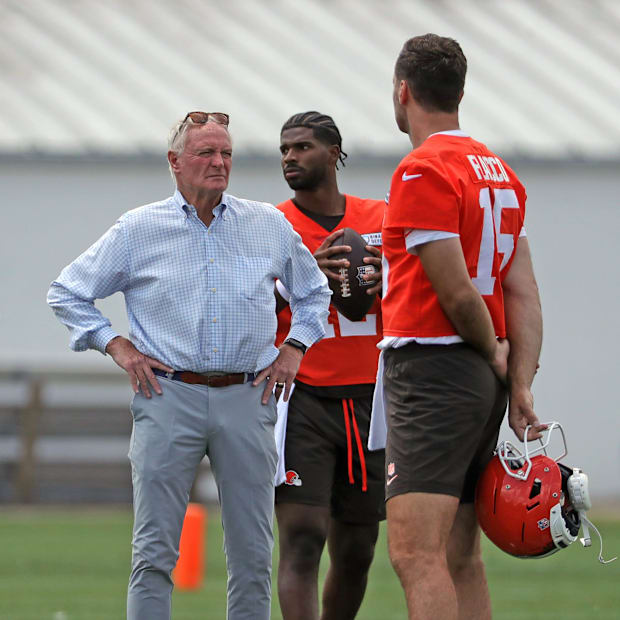 Browns owner Jimmy Haslam, left, stands between quarterbacks Joe Flacco and Shedeur Sanders during minicamp, Tuesday, June 10