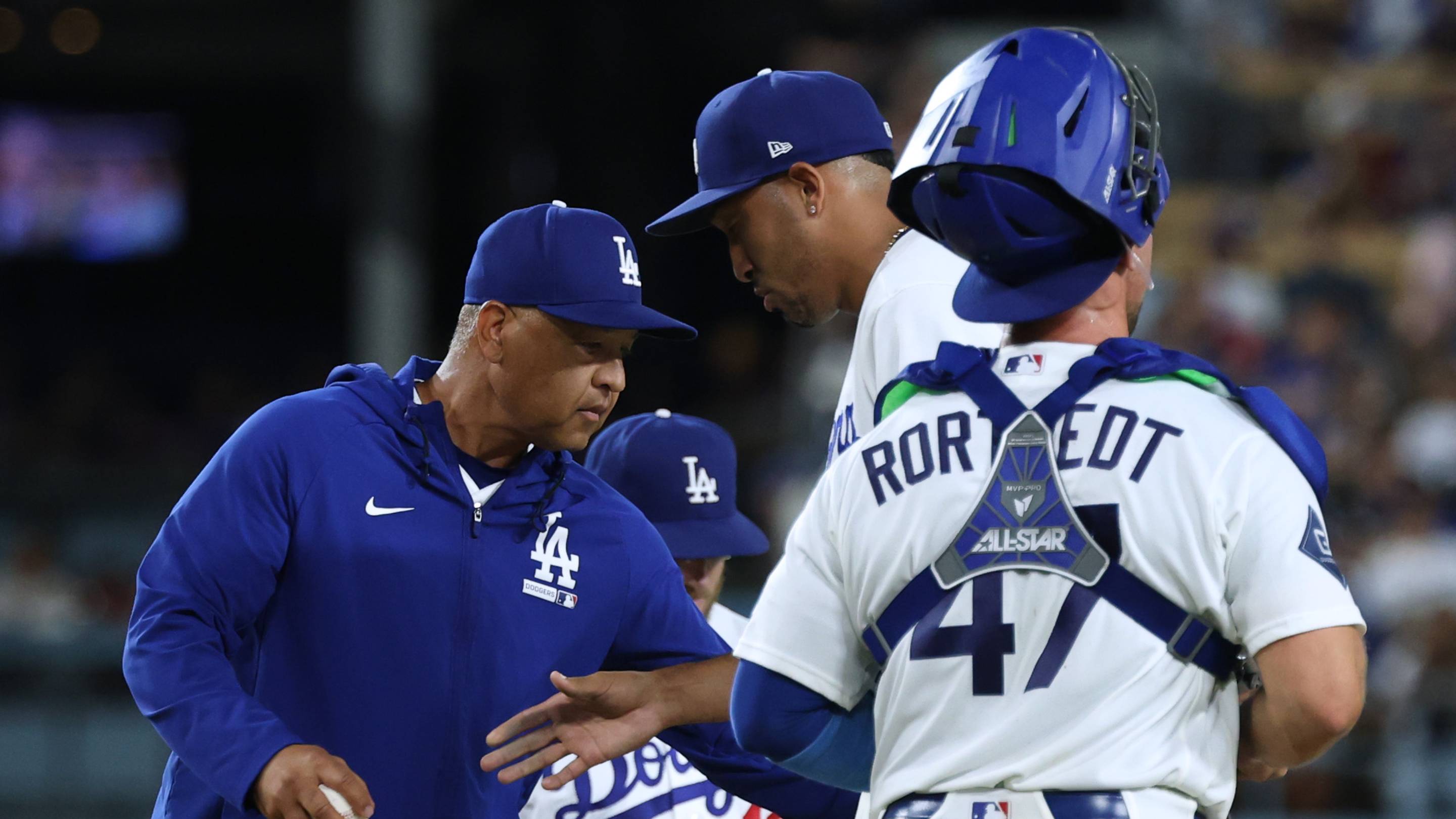 The Dodgers can't afford Dave Roberts' stubborn faith in Edwin Diaz