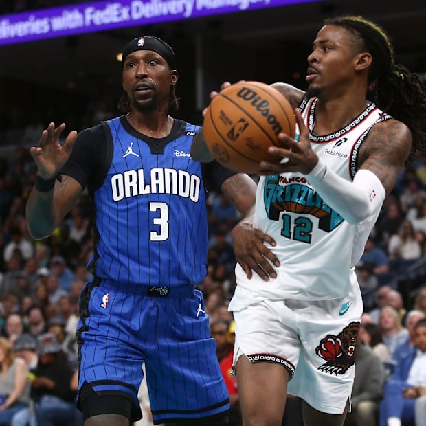 Memphis Ja Morant (12) Grizzle Guardian passes the ball as Magic Guardian by Orlando Kentavious Caldwell-Pope 