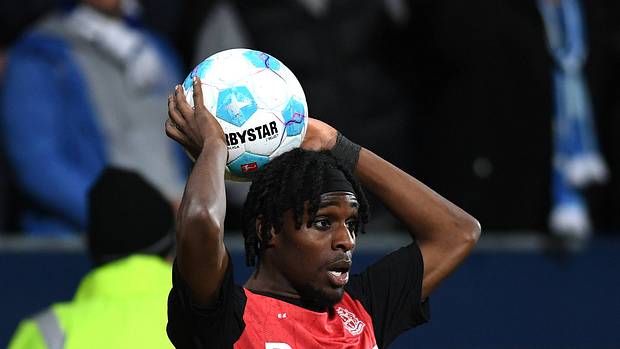 Jeremie Frimpong (Bayer 04 Leverkusen) remise en jeu lors du match de Bundesliga entre le VfL Bochum 1848 et le Bayer 04 Leverkusen Jeremie Frimpong (Bayer 04 Leverkusen) remise en jeu lors du match de Bundesliga entre le VfL Bochum 1848 et le Bayer 04 Leverkusen