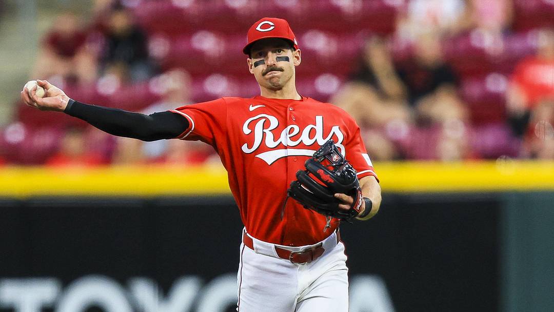 Cincinnati Reds second baseman Spencer Steer (7) throws to first