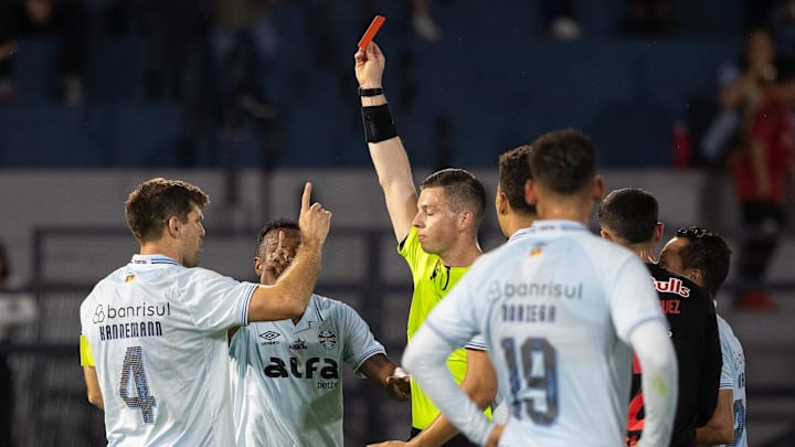 Kannemann recebeu cartão vermelho direto em Bragança Paulista Kannemann recebeu cartão vermelho direto em Bragança Paulista