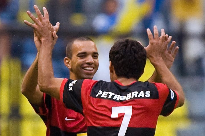 Diego Tardelli (L) of Brazilian Flamengo