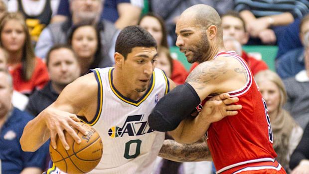 Utah Jazz Center Enes Kanter (0) is defended by the Chicago striker Bulls Power Carlos Boozer