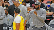 James ha estado ofreciendo directrices a sus compañeros en los dos últimos juegos de los Lakers