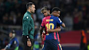 Lamine Yamal abrazando a Ansu Fati, quien lo reemplazó en el partido del FC Barcelona vs. Borussia Dortmund 