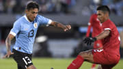 El uruguayo Damián Suárez y el panameño Jorge Gutiérrez durante un duelo amistoso.