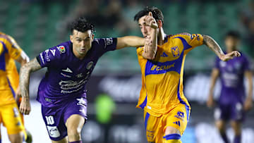 El colombiano Nico Benedetti de Mazatlán compite con el uruguayo Fernando Gorriarán de Tigres en el Apertura 2024