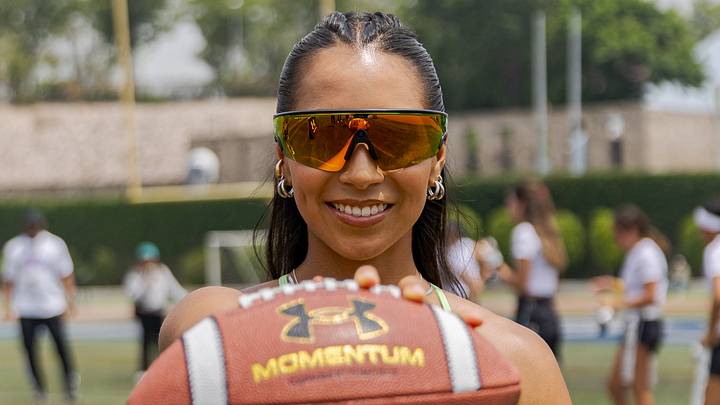 Diana Flores, capitana y quarterback que encabeza a la Selección Mexicana en el Campeonato Mundial de Flag Football, en Düsseldorf, participó en el tercer campamento anual que se organiza en la Ciudad de México con el respaldo de Under Armour.