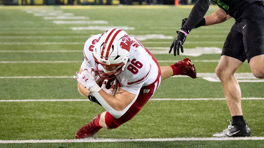 Wisconsin tight end Lance Mason scores for the Badgers against the Oregon Ducks