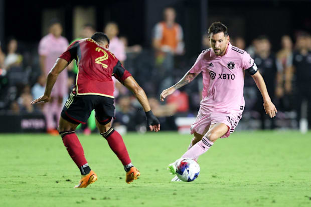 Lionel Messi dribbles at Ronald Hernánde